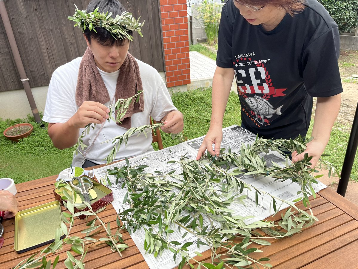 いよいよ明日28日
German Battle Sox3
開催です😊
優勝オリーブ冠作成中
勝者に贈られる栄誉のしるしです😊
#モルック
#ジャーマンバトルソックス
#GermanBattleSox