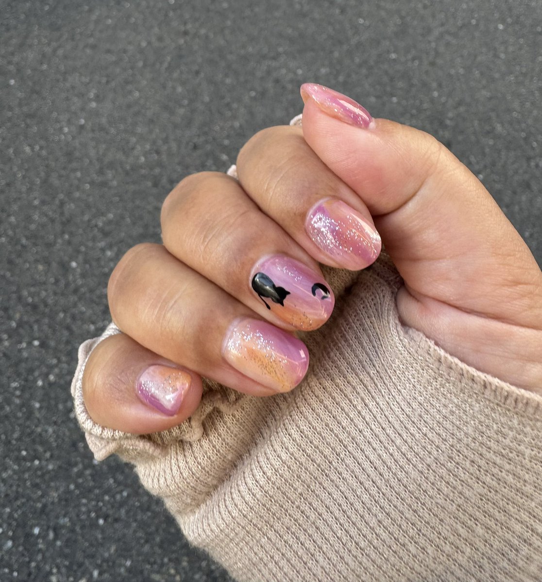 parfagefrantz's tweet photo. ネイルチェンジ💅前回のは記録を残すほどではなかった（超シンプルなベージュ＋指先細いゴールドライン）今回はハロウィン仕様紫オレンジ白マーブルとラメに黒シルエットで猫🐈‍⬛とお月様🌙反対の指はお墓🪦 https://t.co/iBuvD6linp
