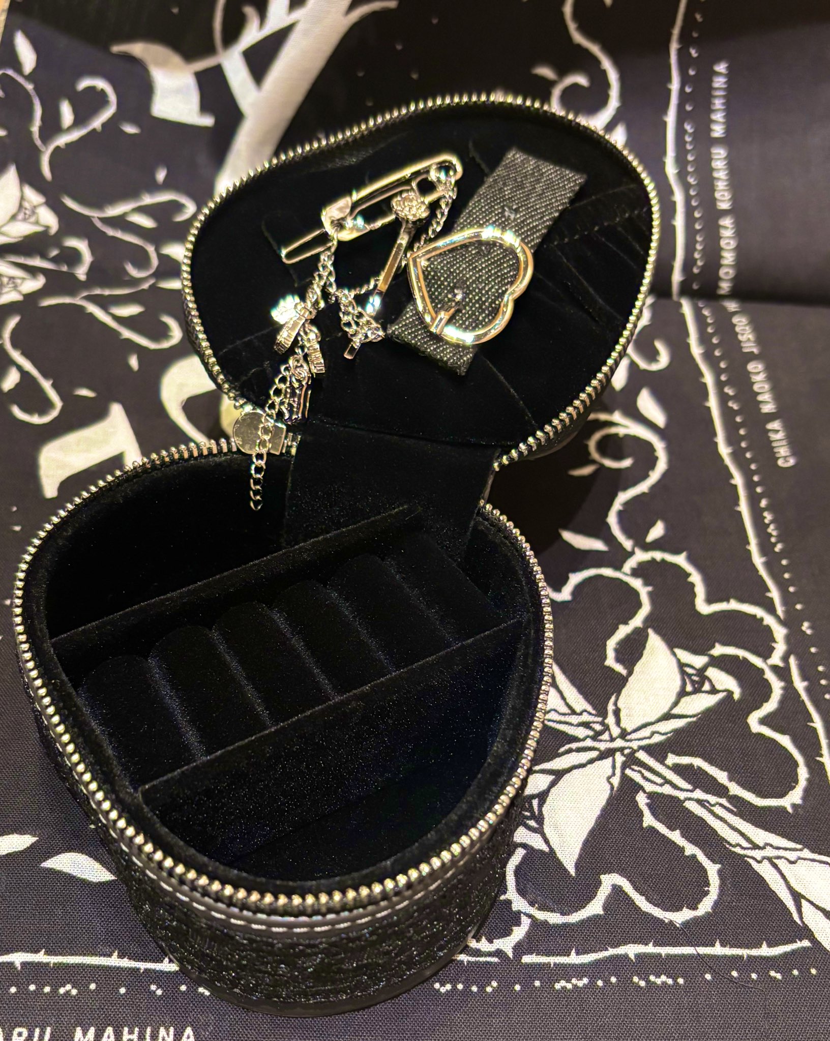 HANA BADLOVE アクセサリーケース badloveグッズ - البحث / X