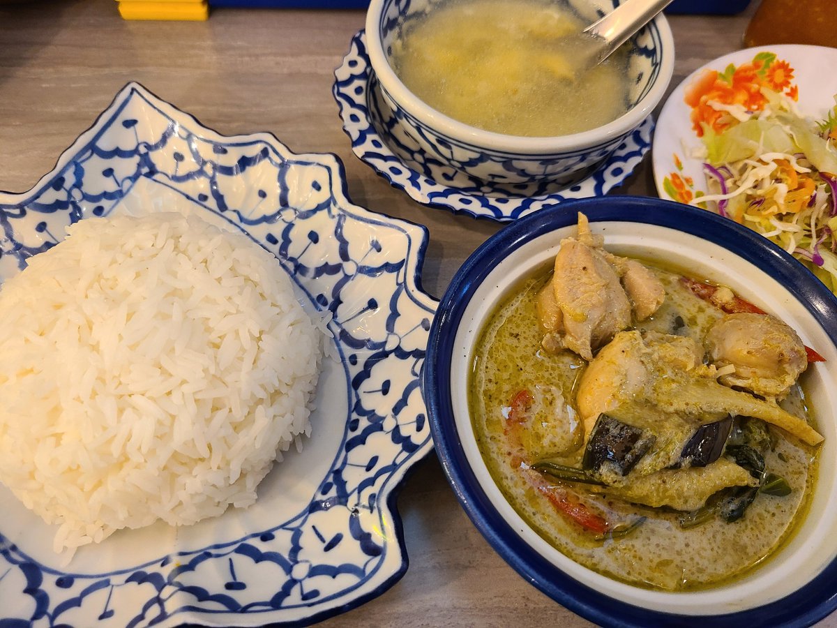 本日のランチ！　ラーメンと迷ったけどタイ料理。ラーメンは夕方にとっておく……！　流石に二食ラーメンにすると胃が耐えられない予感がする。