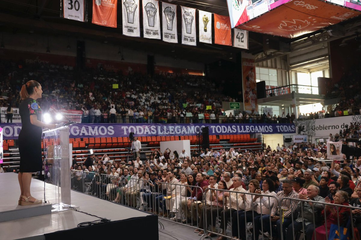 ivan_escalante's tweet photo. Este fin de semana la Presidenta @Claudiashein continúa con su gira para rendir cuentas al pueblo. Hoy estuvo en Chihuahua y Baja California. 
En cada estado nuestra #PresidentaDeTerritorio es recibida con mucha alegría. https://t.co/U3aD8vWjr4