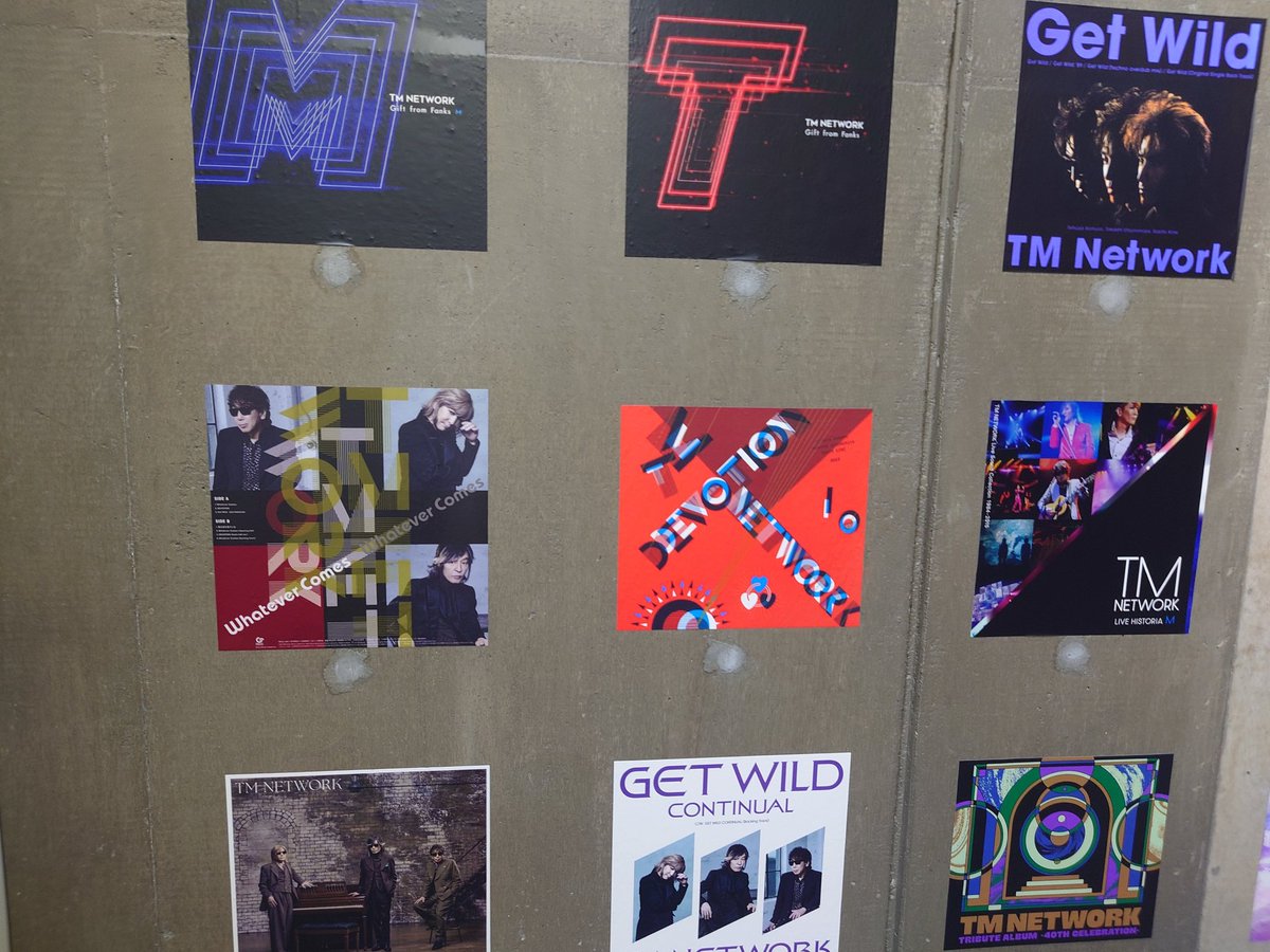GAUZE1984's tweet image. 今気付いた。４階と３階の階段の歴代ジャケット、「Whatever Comes』だけいつの間にかジャケットが裏返ってる！。

左:8/26　右:9/27

#TMNETWORK
#TM2025IP