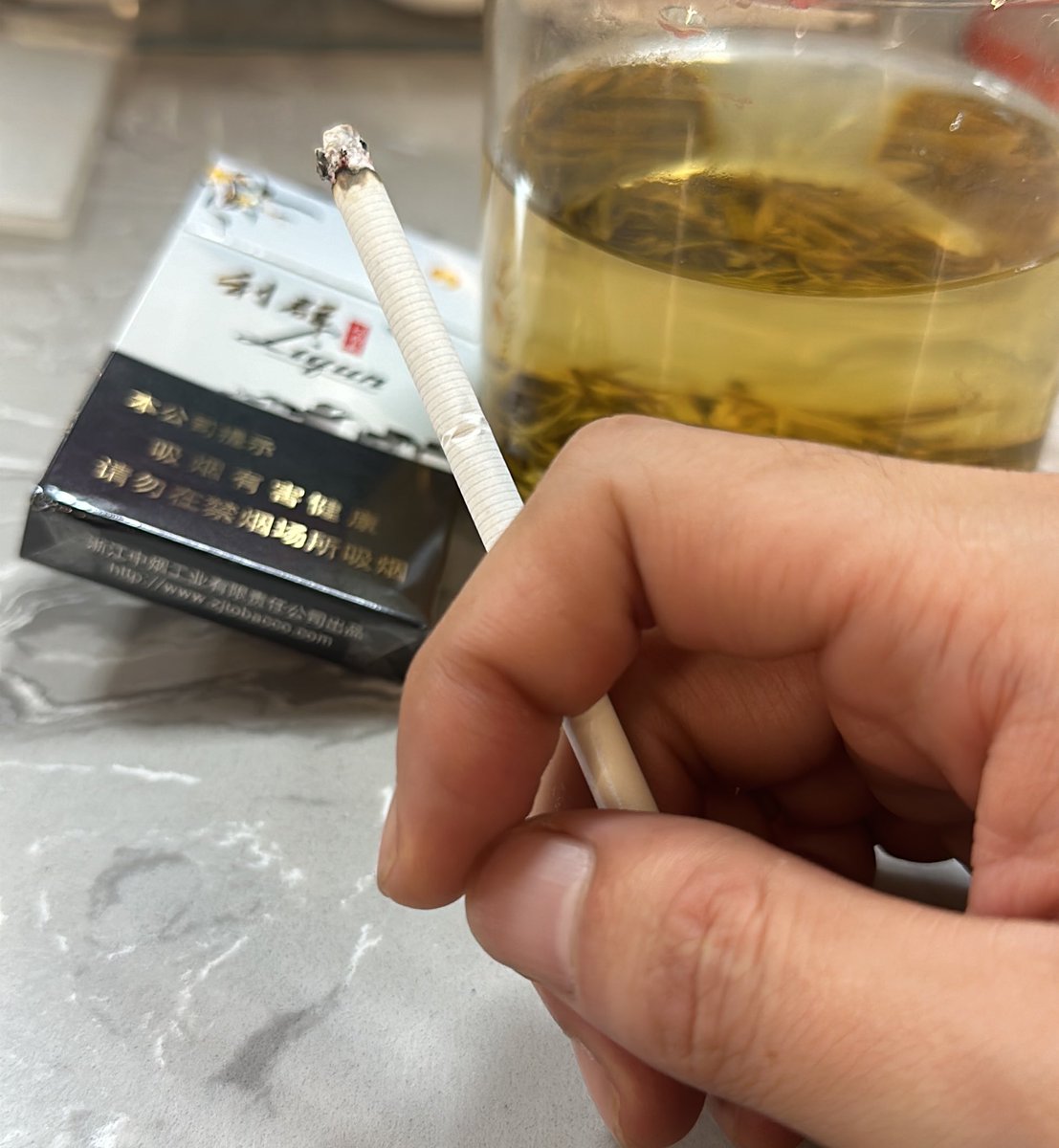 想戒烟，又一根接一根的抽…