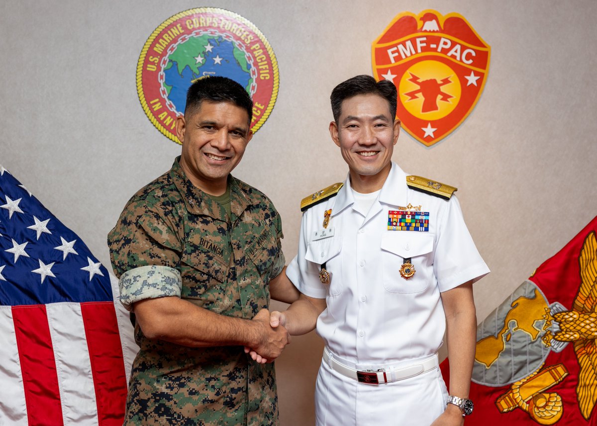 PacificMarines's tweet image. #MARFORPAC thanks #ROKNAVY Rear Adm. Hong Sang-Yong commandant, #ROK #NavalAcademy Cadet Corps, and #ROKMC Col. Kim Kyung Tae, ROKMC Headquarters G-6 for visiting with senior leaders at #MARFORPAC. ​

📸:  LCpl Blake Gonter &amp;amp; LCpl Chloe Zimmerer | @USMC