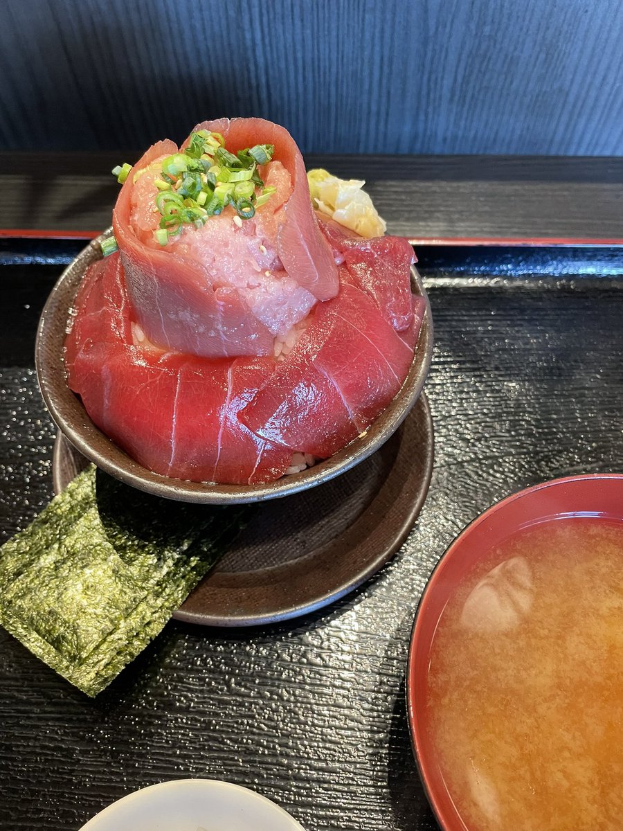豊洲市場でマグロ丼
価格が観光地なのはいいんだけど……