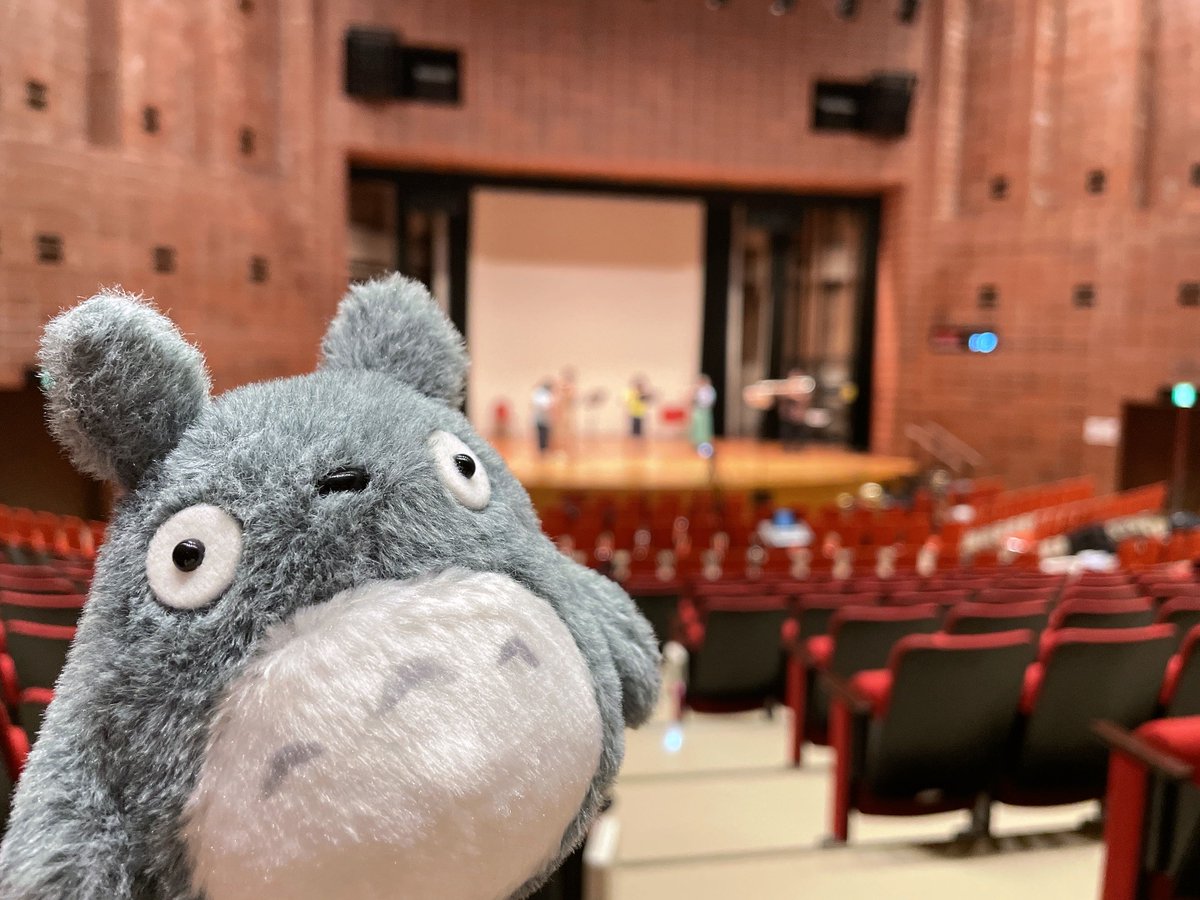 donguri_wind's tweet photo. 🌿どんぐりの吹奏楽団 第4回演奏会🌿
〜おとの雫、うたの波紋〜

ホールリハーサルの模様をお届け。
トトロも明日の演奏を楽しみにしているようですよ。
明日 9月28日 13:00〜

@鶴見区民センターサルビアホール 4Fホール
チケット無料、自由席ですが、チケットの予約が必要です。
まだチケットのご用意がございます。
https://t.co/35On0uZLJi
のリンクか、チラシのQRコードよりご予約ください。

#どんぐり吹 #吹奏楽 #ジブリ