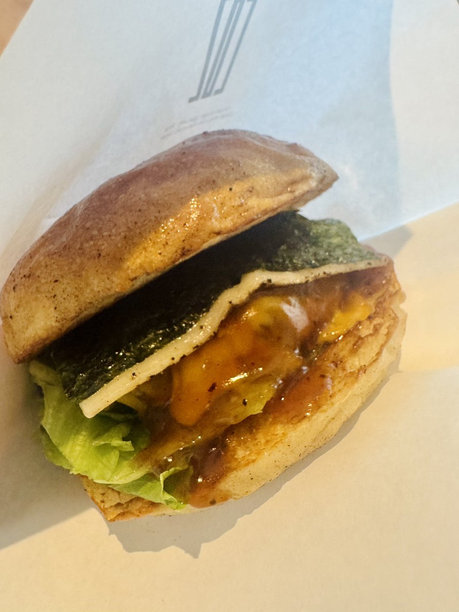 名古屋着いただぎゃ

バーガーに餅が入ってる😳✨