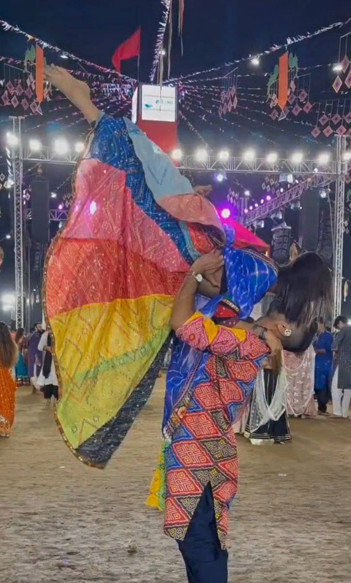 ये गरबा है...
या गरबा के नाम पर.. वैश्या नाच हो रहा 🚨

मैं गरबा और जिहादियों पे इसीलिए नहीं लिखता
क्यूंकि ये सब कुछ मैंने अपनी आँखों से देखा है

आप देखें गुजरात के एक गरबा में खुलेआम किस तरह गरबा के नाम पर ओपन स्मूच हो रहा

मैं तो साफ कहूंगा... मुसलमानो को लाख गाली दो, लेकिन अगर