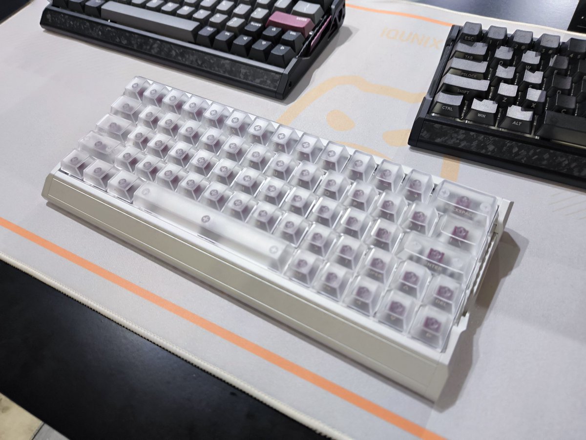 xyzack271's tweet image. 透明いいぞ！
#valorantkeyboard
#EV63
#IQUNIX