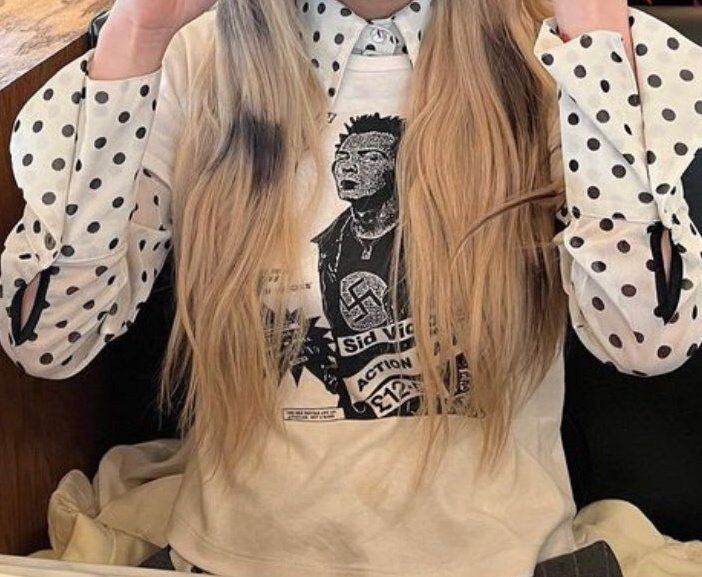 jisooatriz_'s tweet photo. enquanto tua fav usa essa camisa a minha usa essa https://t.co/SzdRtNudSf