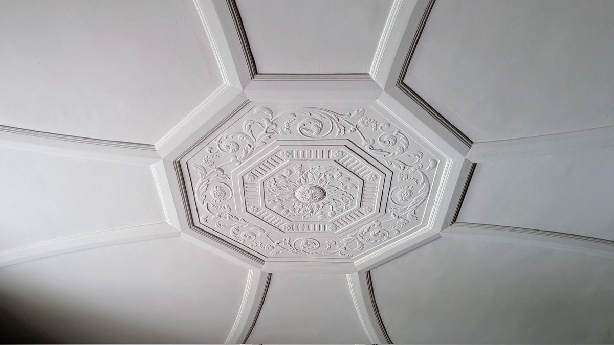 askaterrace's tweet image. 総務館は学内で最も装飾的。階段踊り場のステンドグラスの光源は、通路の天窓から注ぐ光。画像3枚目の天井装飾を照らしだすのは、美しすぎる半円窓からの光。
（1/2）

#神戸女学院　#ヴォーリズ
#近代建築