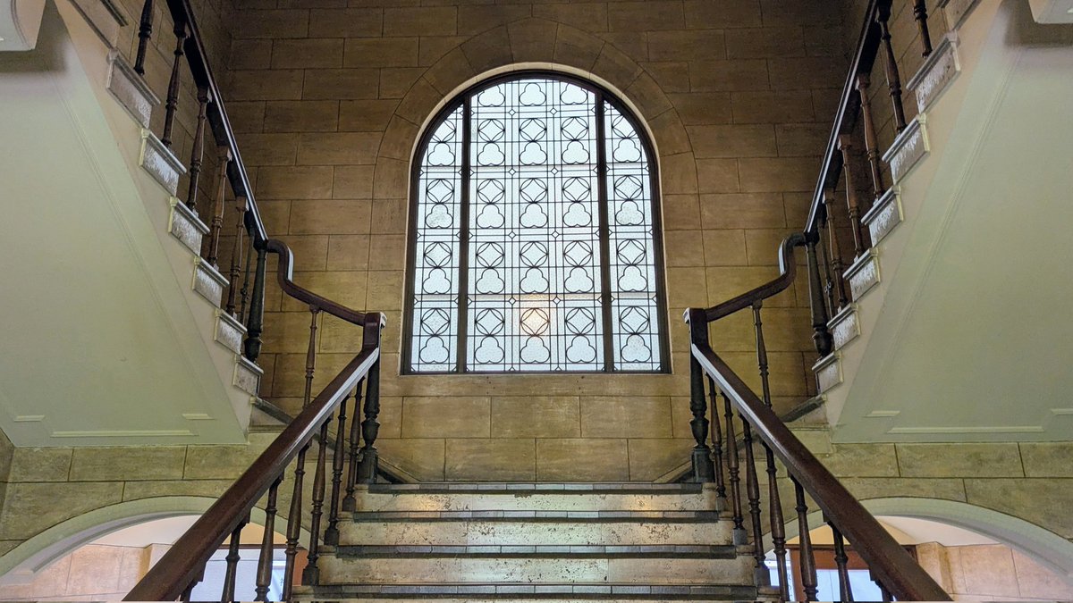 askaterrace's tweet image. 総務館は学内で最も装飾的。階段踊り場のステンドグラスの光源は、通路の天窓から注ぐ光。画像3枚目の天井装飾を照らしだすのは、美しすぎる半円窓からの光。
（1/2）

#神戸女学院　#ヴォーリズ
#近代建築