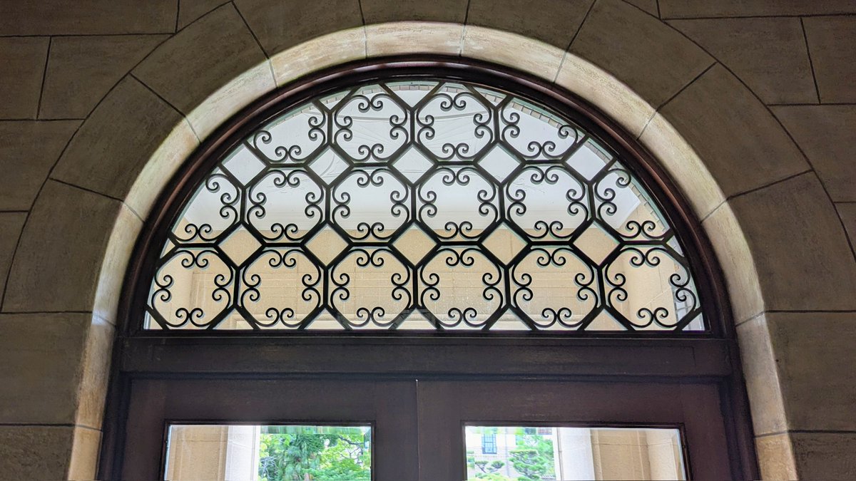 askaterrace's tweet image. 総務館は学内で最も装飾的。階段踊り場のステンドグラスの光源は、通路の天窓から注ぐ光。画像3枚目の天井装飾を照らしだすのは、美しすぎる半円窓からの光。
（1/2）

#神戸女学院　#ヴォーリズ
#近代建築