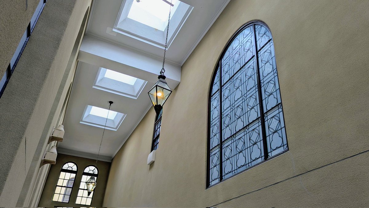 askaterrace's tweet image. 総務館は学内で最も装飾的。階段踊り場のステンドグラスの光源は、通路の天窓から注ぐ光。画像3枚目の天井装飾を照らしだすのは、美しすぎる半円窓からの光。
（1/2）

#神戸女学院　#ヴォーリズ
#近代建築