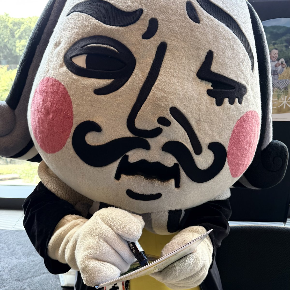 yone's tweet image. サインするイーサキング☺️
エミンチャンネルのグッズをいただきました！