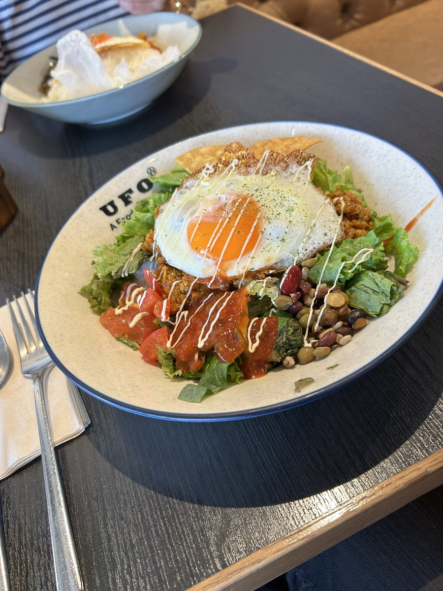 DXCmNtn7P0h00Qx's tweet photo. お疲れ様です♪
買い物で新宿に来てるんですが、お昼は東口ルミネにある「Wired Cafe」です。
QRコードで注文するスタイルなんですが、デザート、ドリンクが付いて1700円は、お財布的にも👍
#WiredCafe https://t.co/FwjOpqcgHD