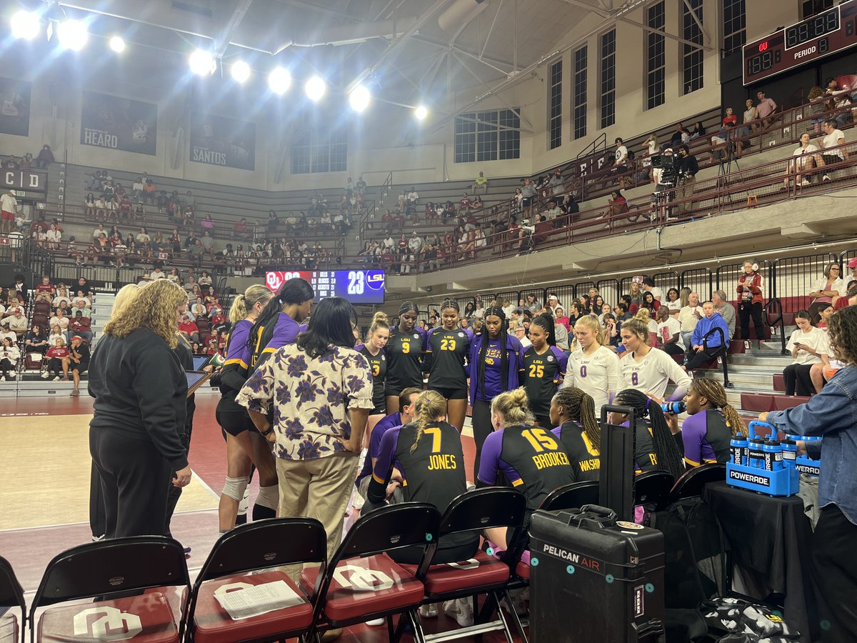 bhaskarkaushik's tweet photo. @OU_Volleyball Spotlight is on @OU_Volleyball  Big SEC win over LSU 🔴⚪ #BoomerSooner #OUVolleyball https://t.co/yoUelXFvsn