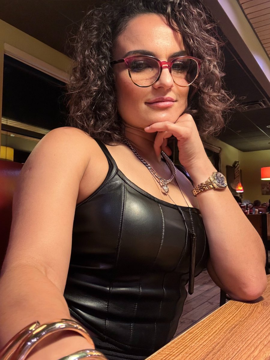 thunderrosa22's tweet photo. I miss you and love you all! This week was amazing and I cant wait for the weekend! https://t.co/lTYGMwK3Vq