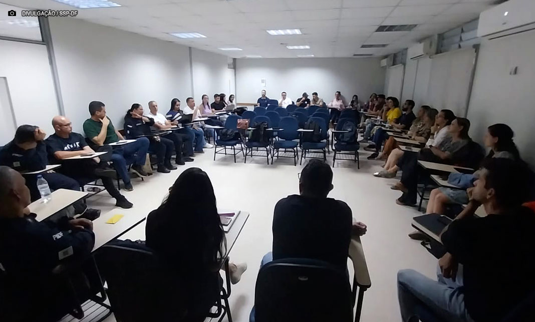 PDNewsBR's tweet image. Primeira turma de agentes de prevenção ao suicídio na segurança pública do DF se forma

politicadistrital.com.br/primeira-turma…

#CBMDF #PCDF #PMDF #PREVENçãOAOSUICíDIO #QUALIDADEDEVIDANOTRABALHO #SANDROAVELAR #SAúDEMENTAL #SEGURANçAPúBLICA #SSPDF #VALORIZAçãODAVIDA