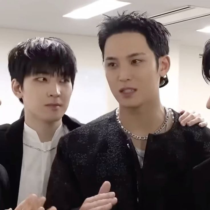 byminwon's tweet photo. 🐈‍⬛ “dont touch my boyfie 😾😾” https://t.co/Nqg5QVGbEv