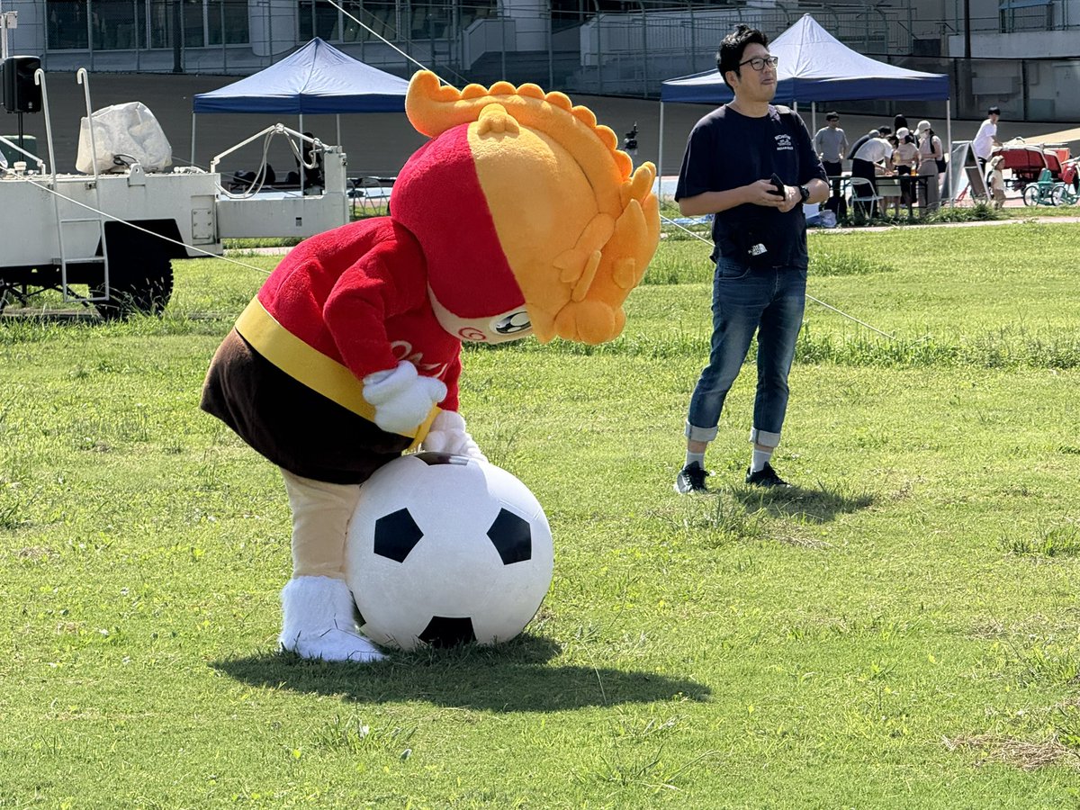 #大宮けいりん
人気のバンク開放イベント
｢#スポフェス 2025」
本日、9月27日(土) 開催中‼️

keirin-saitama.jp/omiya/topics/s…

元サッカー日本代表で
ミスタージェフこと
#佐藤勇人 さんによる
サッカー体験がスタート⚽️

30名の小学生たちが
広い芝生の上でボールを蹴って
サッカーを楽しみました⚽️