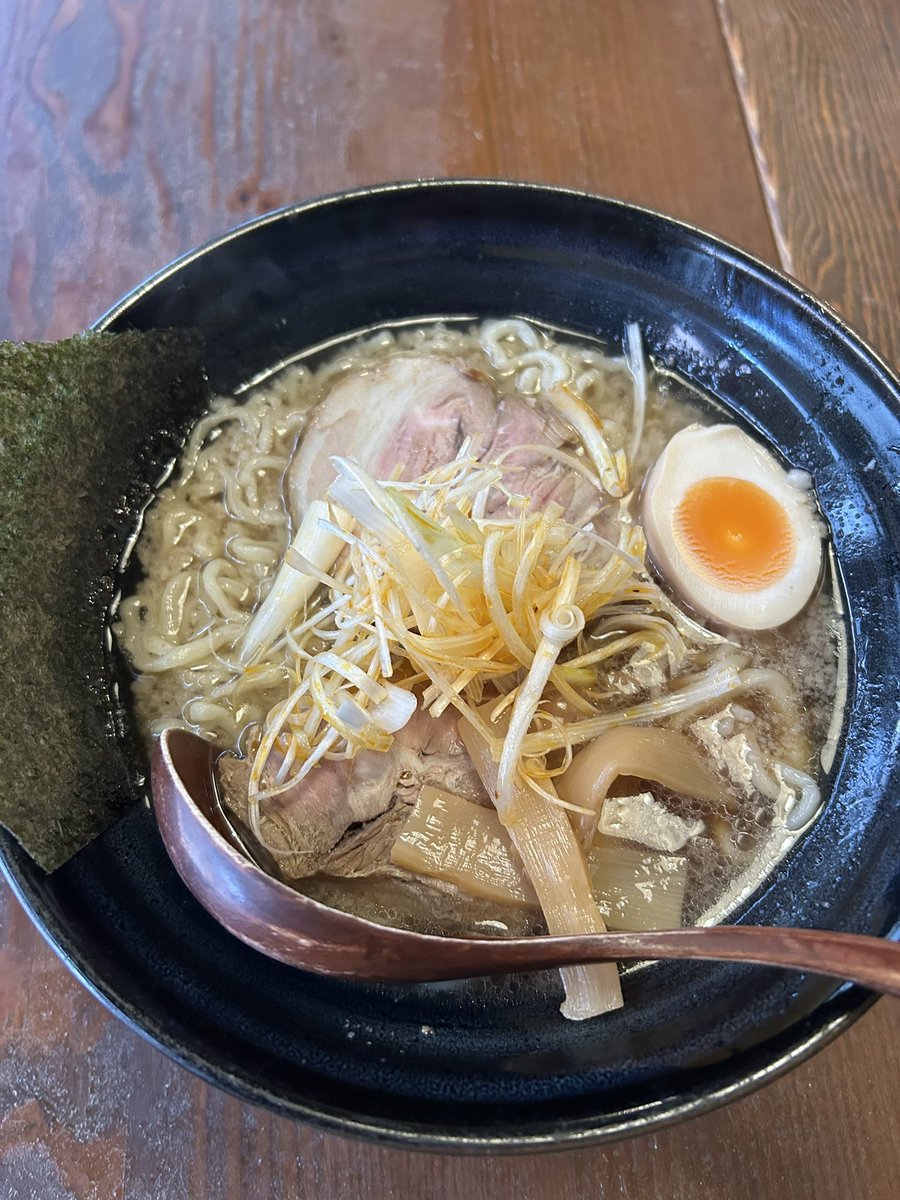 権堂近辺で仕事だったので、お昼は【邦信】さん行ってみました🍜　
昔、飲んだ帰りにやった気がするけど、昼間は初めてかも……😁　もう少し愛想のいいマスターならいいのにな………😅