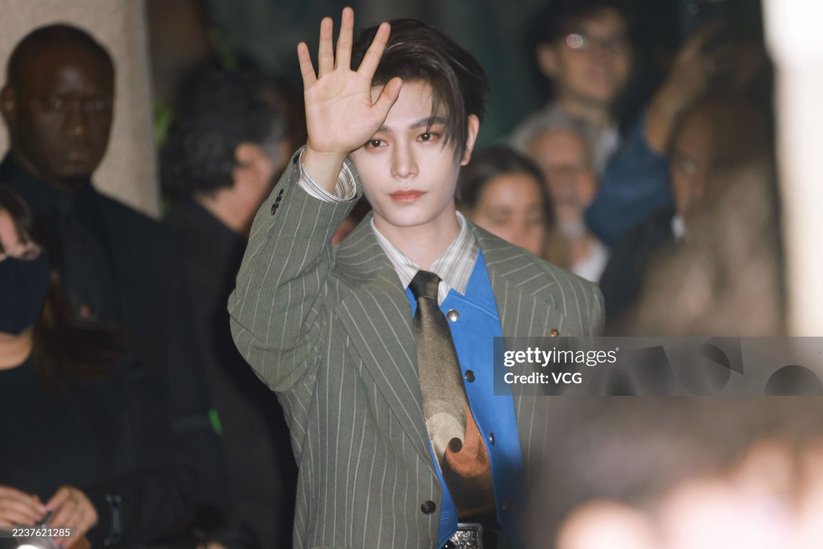 tianguangs's tweet image. — versace ss26 ding yuxi echo mentions in instagram that we need to engage with (like, comment, share, save)

wwd 
📎 instagram.com/reel/DPFDO28CN…
📎 instagram.com/reel/DPE8hg5iA…

vogue hongkong
📎 instagram.com/reel/DPE-L9zEm…

gq hongkong
📎 instagram.com/reel/DPFPfm6E1…

l'officiel
📎…