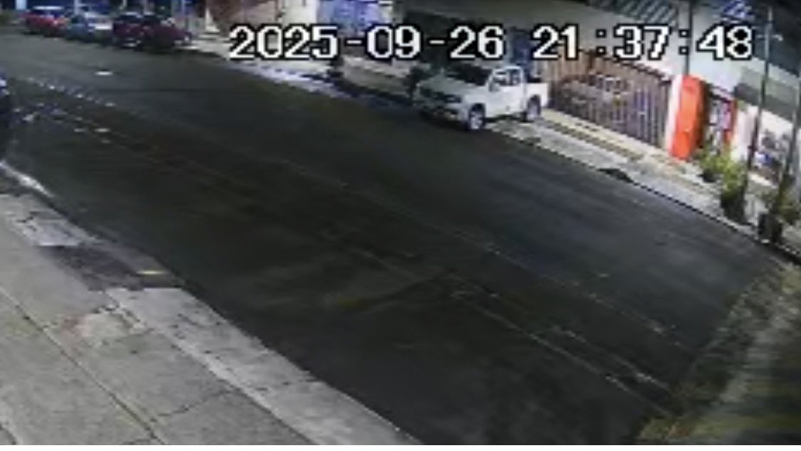 No cabe duda que hay vecinos que no respetan a la autoridad!!! Nuevamente en Filadelfia 122 Colonia Nápoles el mismo vecino estacionado sobre la banqueta!
Porque no paga pensión como todos? <a href="/UCS_GCDMX/">Unidad de Contacto del Secretario SSC CDMX</a> <a href="/SSC_CDMX/">SSC CDMX</a> <a href="/LaNapolesCdMx/">La Nápoles CdMx</a>
