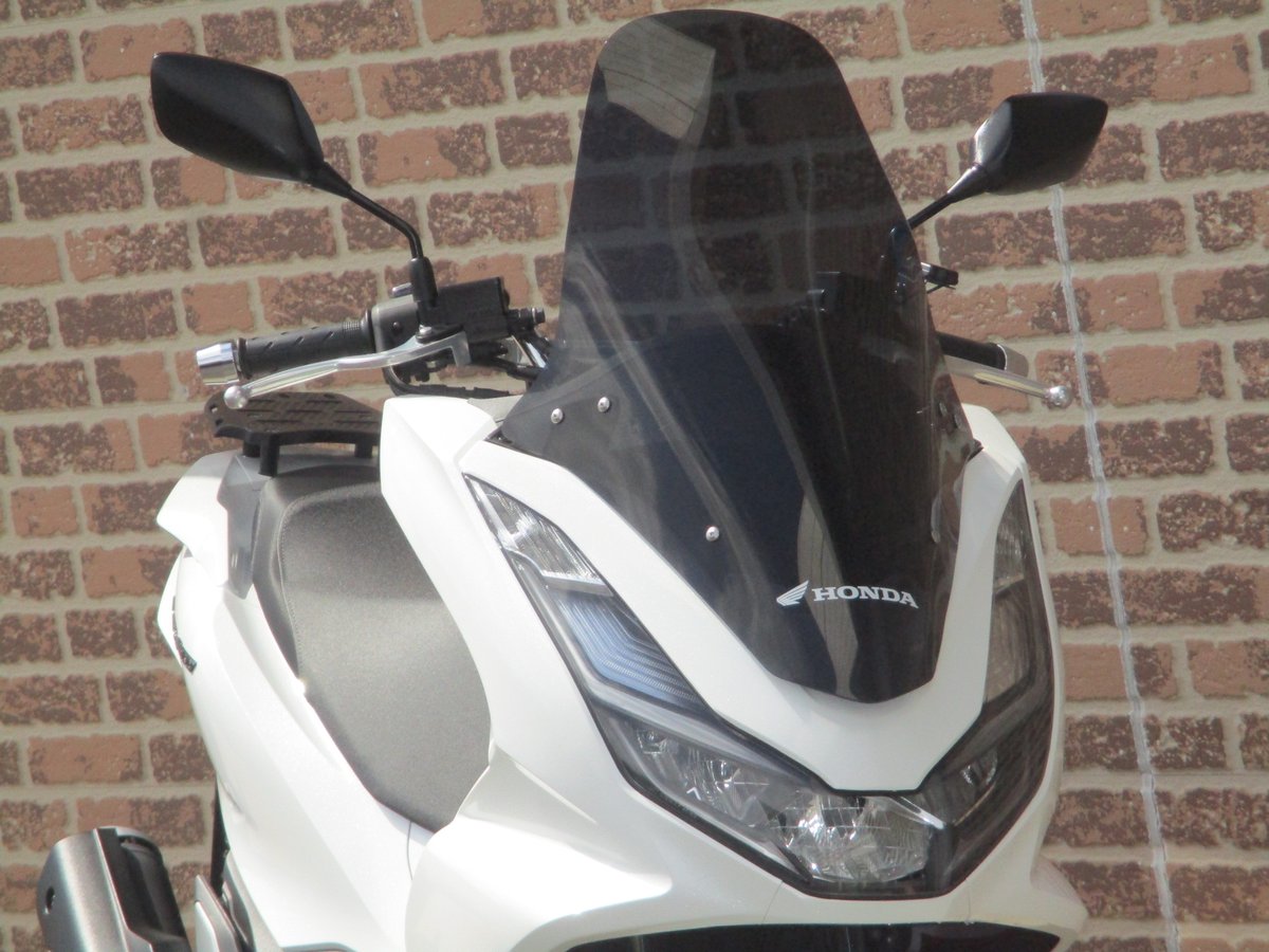 ACkariya's tweet photo. 【中古車入荷情報】
2023年モデル ホンダ PCX160
走行距離6860km 車両本体価格(税込)38万5000円
ワンオーナー車。ETC、ロングスクリーン、USB電源、マウントバー、ヘルメットロック、リアキャリアなど装着しています。
#Honda #PCX160 #KF47 https://t.co/X1TuzHqY07