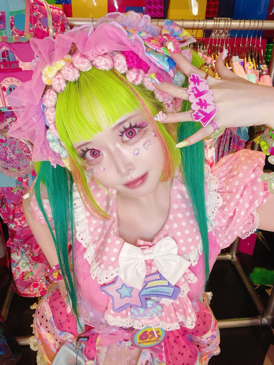 やっほ〜ささみだよっ🍡
Plushie Paradise柄のニーハイにはパステルコーデ🍭
スイーツみたいに甘くてカワイイ♡･:*+.

🍬Knee-High Socks / KAWAIITOPIA🍬
🍩店頭価格；¥3900+tax
🍩WEBSHOP ; $35.00

※WEBでの日本円価格は為替により変動します

shop.6dokidoki.com/collections/al…