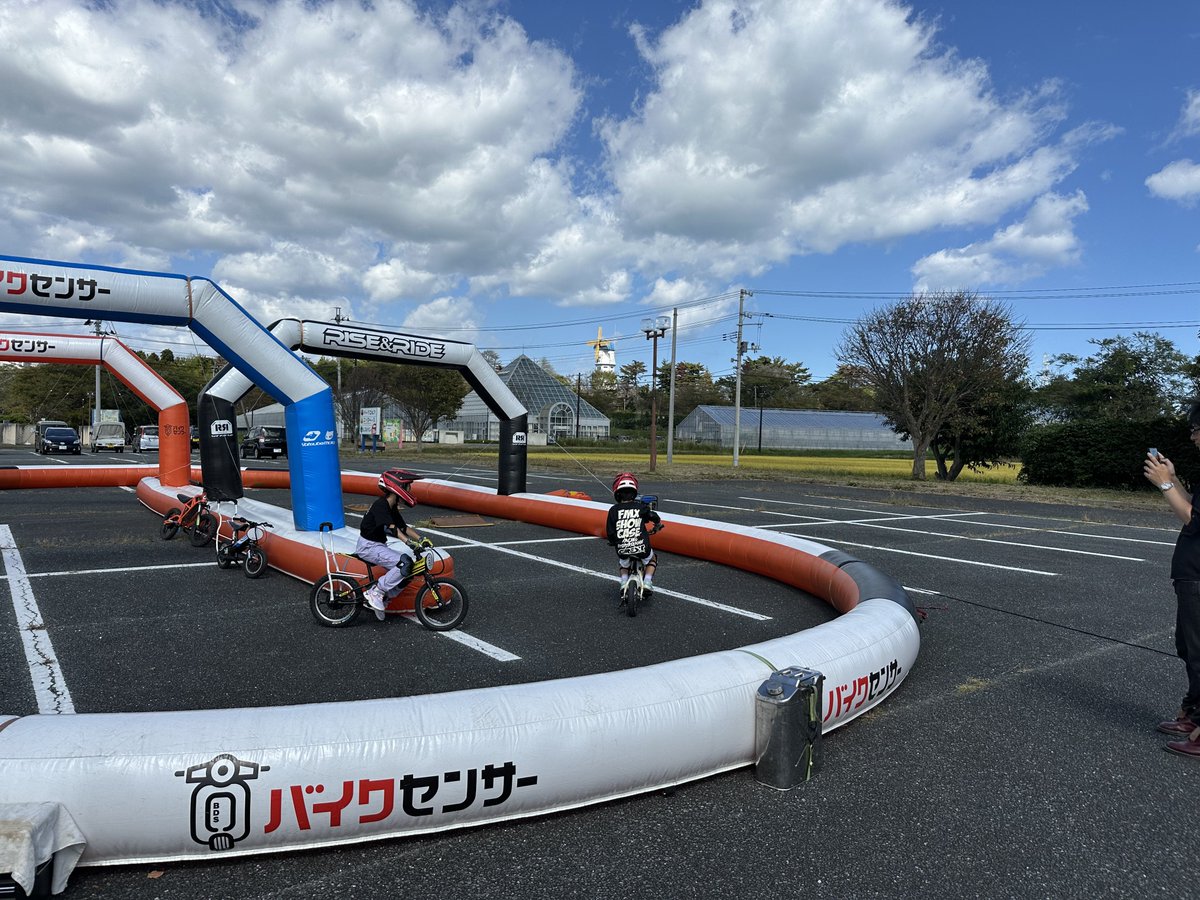riseandride123's tweet image. 広野町イベント、『Hirono Style』でキッズ電動バイク体験会やらせていただいてます‼️天気も良くてバイク日和‼️
これからFMXショー始まりますよ🙆‍♀️

#FukushimaHirono 
#FMXSHOWCASE 
#ヨツバモト
#ヨツバキッズ
#torrot
#ライズアンドライド