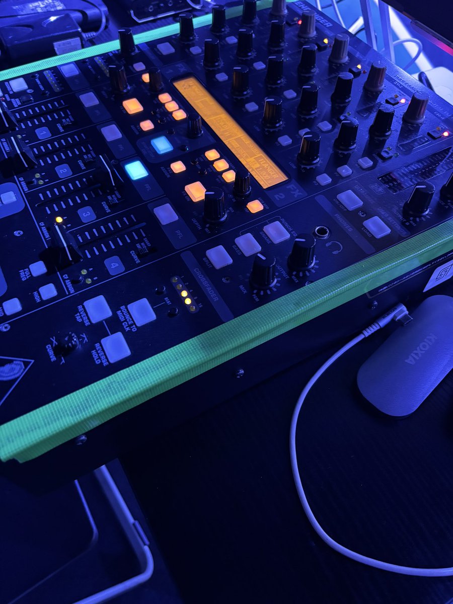 今日コントローラーがめちゃくちゃビリビリするから養生テープで絶縁した