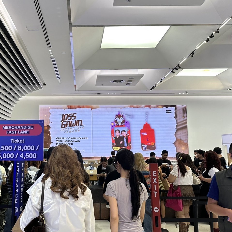 บรรยากาศบูธ GMMTV OFFICIAL MERCHANDISE  ในงาน  JOSS GAWIN INVINCIBLE FANCON อย่าลืมมาช้อปกันนะทุกคน

GMMTV OFFICIAL MERCHANDISE BOOTH
10:00 AM onwards
MCC HALL FL. 3, THE MALL LIFESTORE BANGKAPI

#JossGawinFancon
#GMMTV