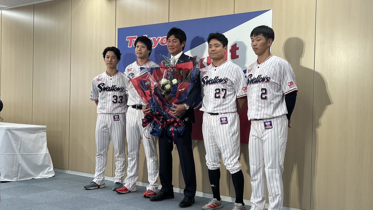 showup1242's tweet photo. 【熱ラジ #ヤクルト】
スワローズの川端慎吾選手が引退会見を行いました。

会見の中では中村悠平選手・山田哲人選手・古賀優大選手・内山壮真選手がサプライズで登場。
4人の選手からメッセージとともに花束を手渡された川端選手は、涙が止まりませんでした。
#ショウアップナイター https://t.co/PWDNQcBf9N