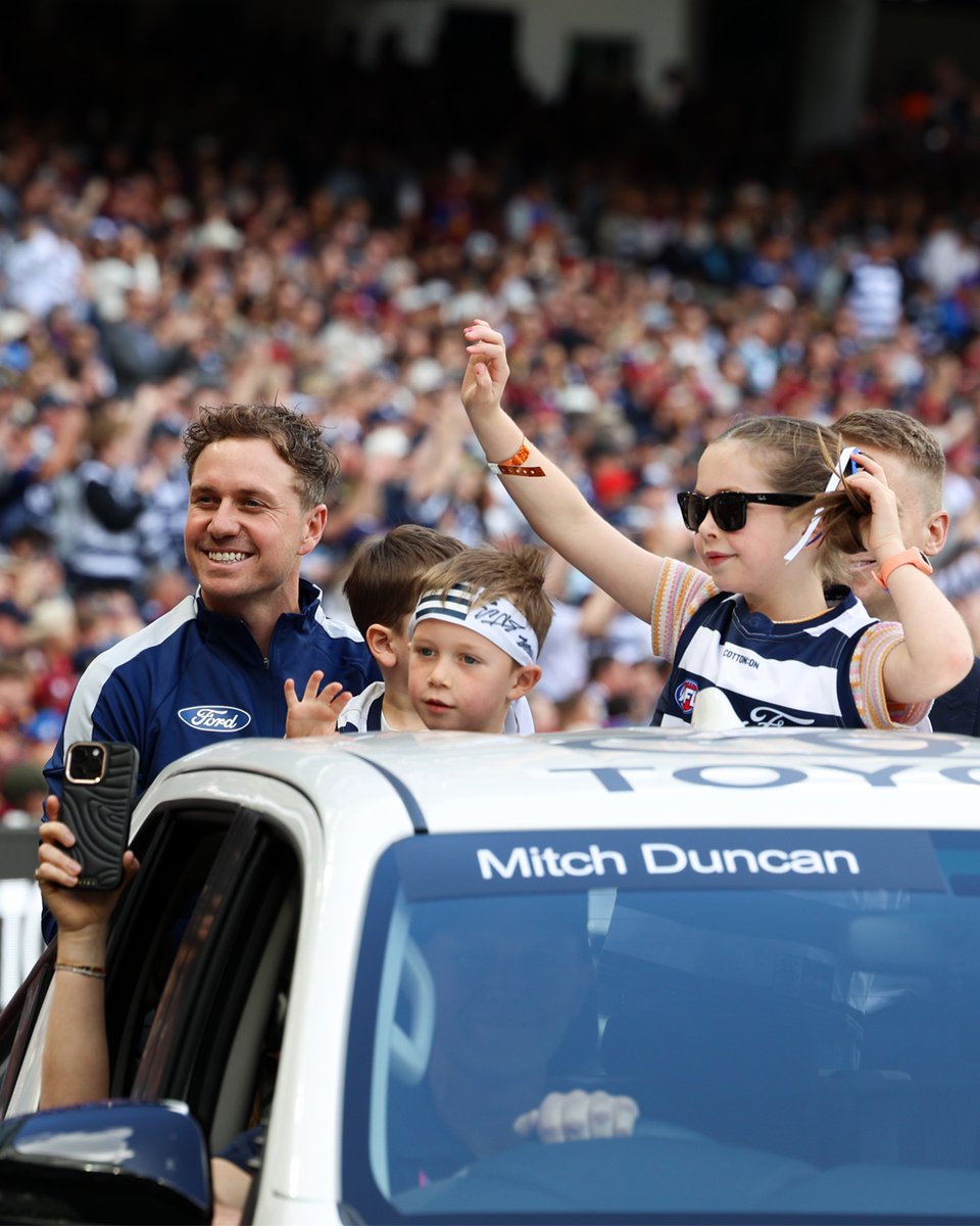 GeelongCats's tweet image. A fitting farewell for a Cats legend in front of the Mighty Blue &amp;amp; White 💙🤍

Thank you for the memories, Mitch! 🫶
