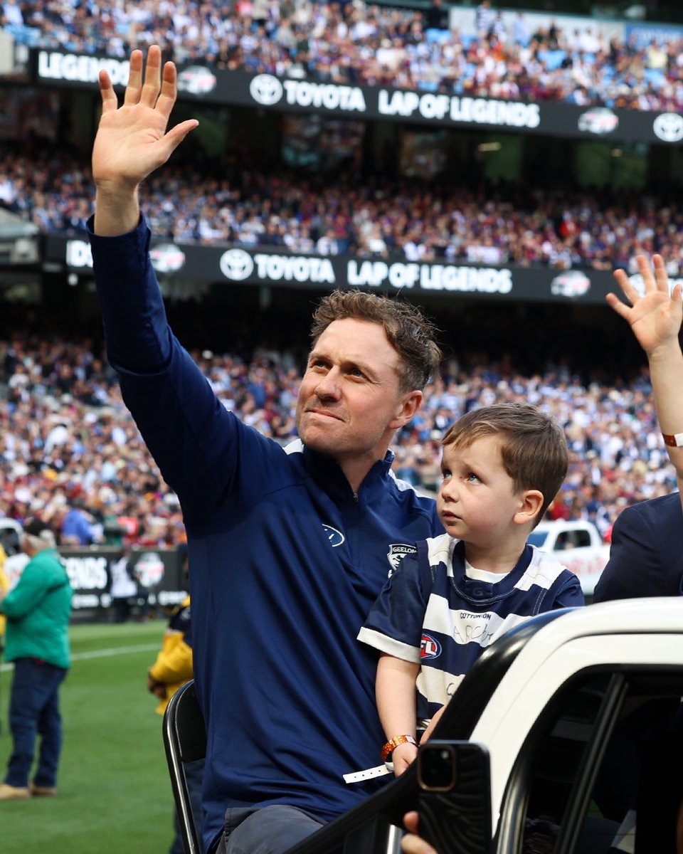 GeelongCats's tweet image. A fitting farewell for a Cats legend in front of the Mighty Blue &amp;amp; White 💙🤍

Thank you for the memories, Mitch! 🫶