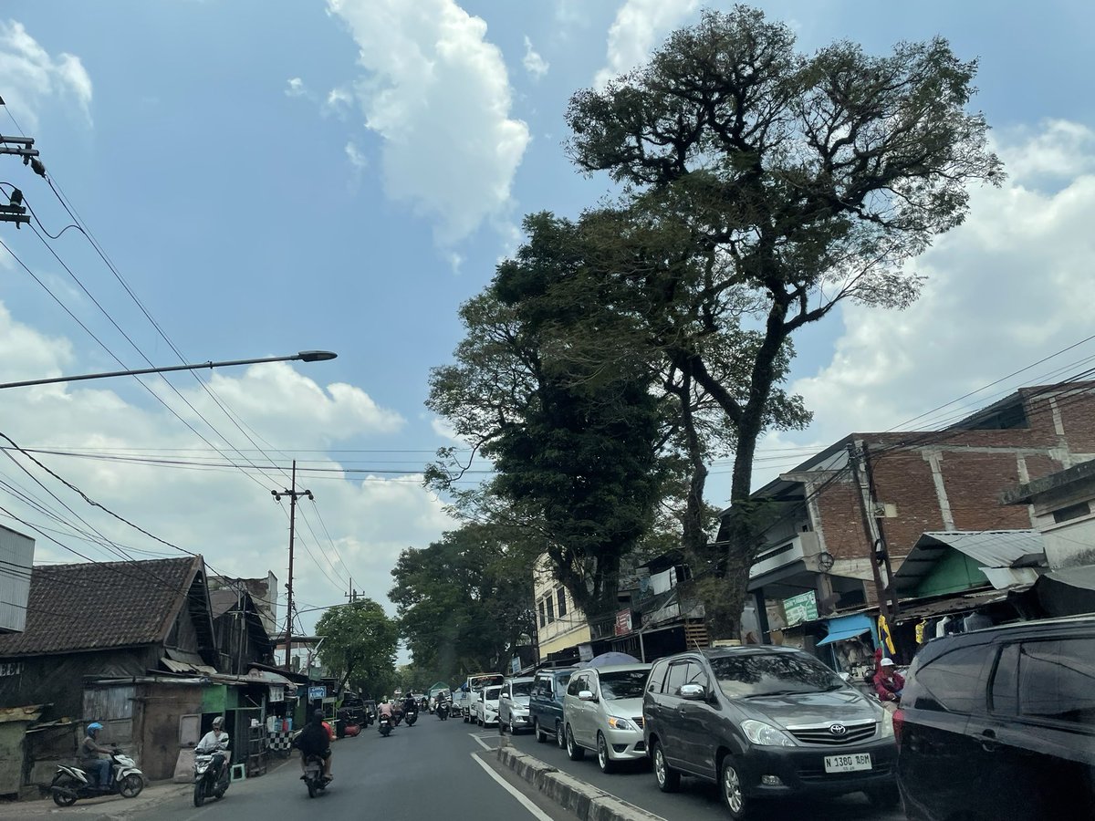 Cari jalan alternatif lainnya karena akses dr Lonceng ke arah  Klenteng sudah ditutup. Ekor kemacetan di FO Kotalama. 
Sdh persiapan untuk kirab budaya dimulai jam 12:00

<a href="/infomalang/">Info Malang</a> <a href="/cityguide911fm/">City Guide 911 FM</a> <a href="/Malangraya_info/">Malang Raya Info</a> <a href="/RadioElshinta/">Radio Elshinta</a>