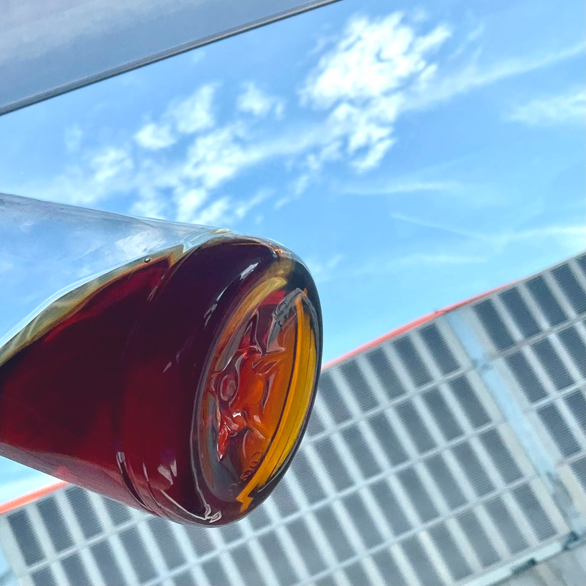 kumazaki's tweet photo. 今日は車移動。
3倍の濃さで熱湯抽出→水とクラッシュアイスを加えてボトルに詰めたアールグレイBOP @feuillesbleues をちびちびと飲み続けていました。帰宅したら何を飲もうかな。皆さまは、いかがでしたか？ https://t.co/LNfIoDkp6H