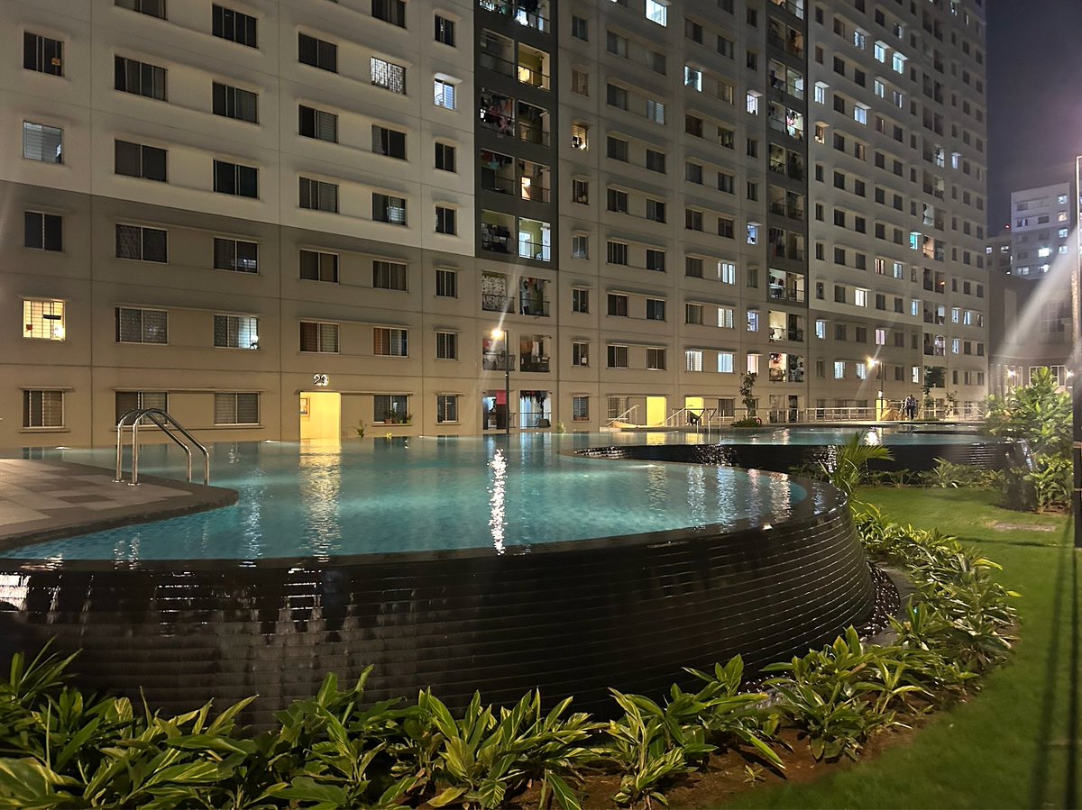 dheerajkr1729's tweet image. ✨Looking for a place in Bengaluru where you can just move in with your suitcase &amp;amp; start living?✨

Here’s a brand new 2BHK at Sobha Dream Acres, Panathur Road – Fully Furnished | Scenic Lake View | Gated Community with all modern amenties 🏡
#FlatForRent  #GatedCommunity