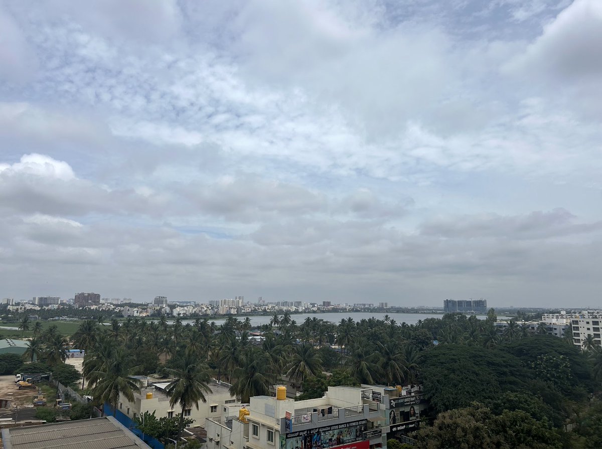 dheerajkr1729's tweet image. ✨Looking for a place in Bengaluru where you can just move in with your suitcase &amp;amp; start living?✨

Here’s a brand new 2BHK at Sobha Dream Acres, Panathur Road – Fully Furnished | Scenic Lake View | Gated Community with all modern amenties 🏡
#FlatForRent  #GatedCommunity