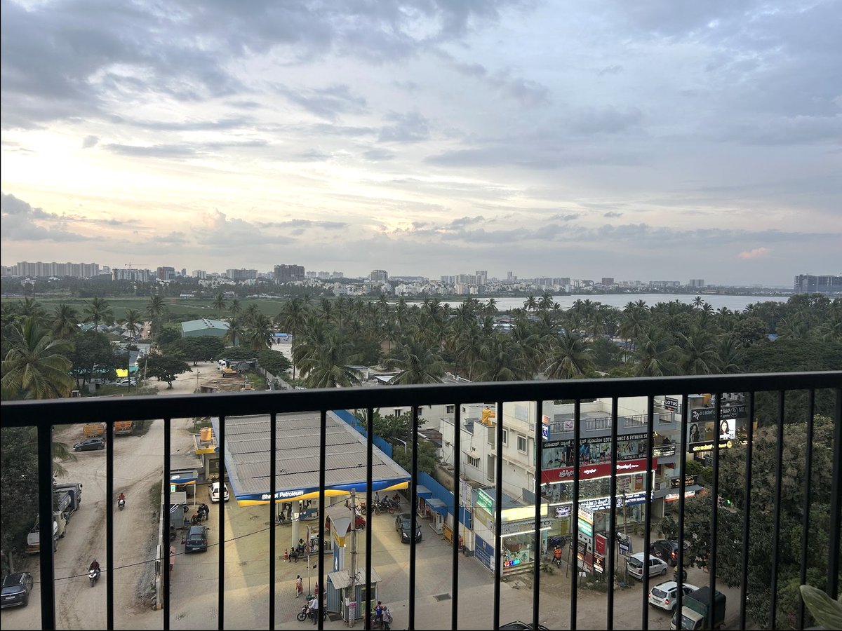 dheerajkr1729's tweet image. ✨Looking for a place in Bengaluru where you can just move in with your suitcase &amp;amp; start living?✨

Here’s a brand new 2BHK at Sobha Dream Acres, Panathur Road – Fully Furnished | Scenic Lake View | Gated Community with all modern amenties 🏡
#FlatForRent  #GatedCommunity