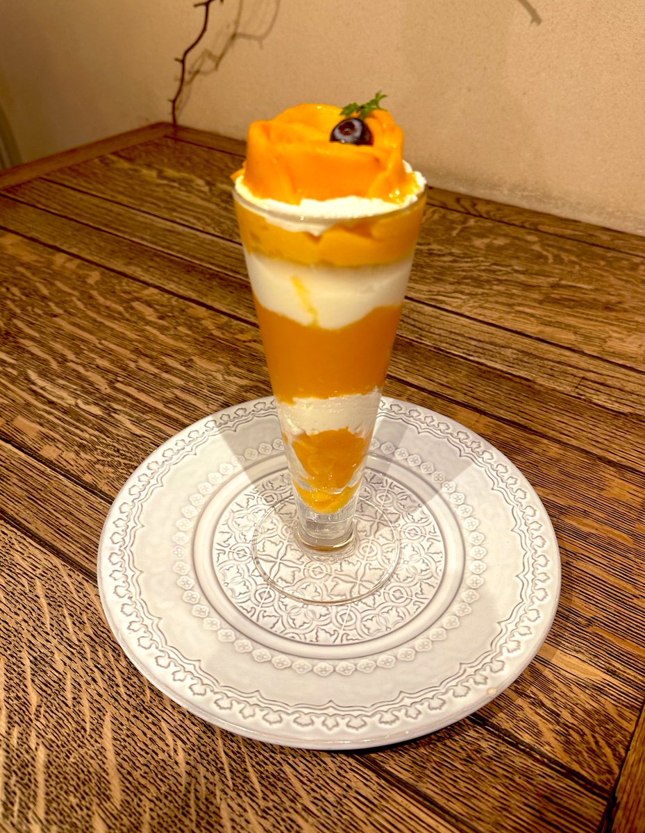 朝からパフェ食ってきました。岡山なら白桃や葡萄が鉄板なんですが、今年は結構食べたのでマンゴーにしました！