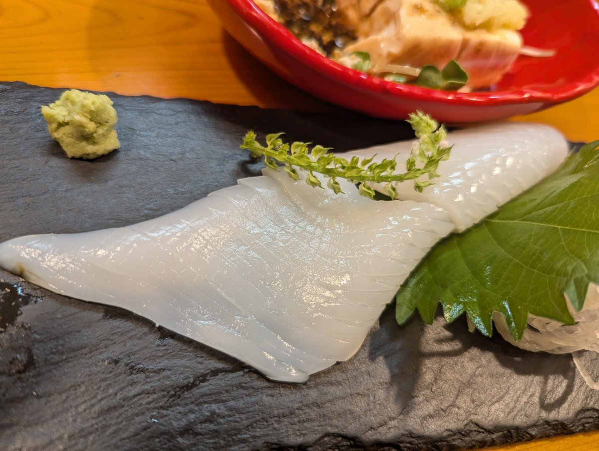 YMST__'s tweet photo. あと、#鳥取 のご飯が美味しかったー！
 地元民にしか流通しない（そらそう）不揃い梨も大量に買わせていただきまして、数日は梨生活です。
  #白イカ の刺身  #大山ポーク #砂丘粘りっ子(長芋)のフライ #20世紀梨 他にも色々...。本当に酒がうまい

 鳥取好き！  もっと近かったらめっちゃ通うのにな https://t.co/2zG0lEA940