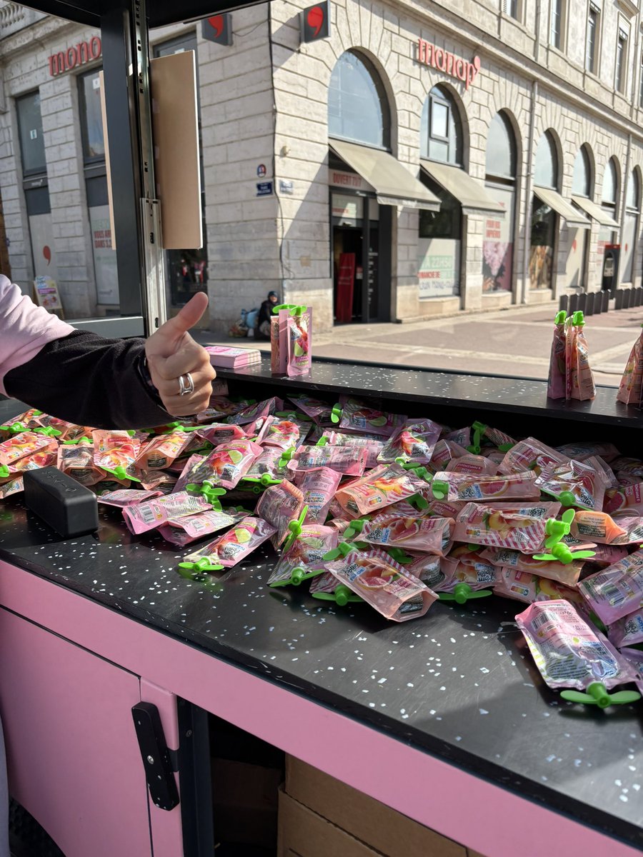 bon les lyonnais venez prendre des pompotes place antonin poncet