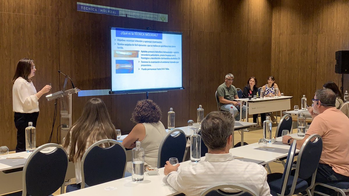 Rocío Gómez Medialdea, del <a href="/hospital_hvn/">HUVN</a>, habla sobre la técnica Mölndal, como apuesta para disminuir la IHQ, en la sesión de presentación de Comunicaciones y Casos Clínicos en el área de #Enfermería del #XVIIICongresoSACCV, Granada.