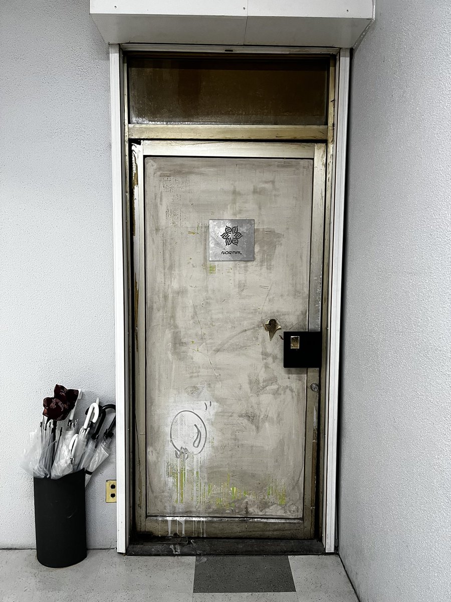 今年も飾ったったぜー！！！！
そして入り口分かりにくい方！
こんな感じの階段を登って左手すぐに、この重そうな扉あるので、そこ入ってきてくださいな！
そこに〈NORMAL〉はある。
#ナゴアク
#NAGOYAQUARIUM