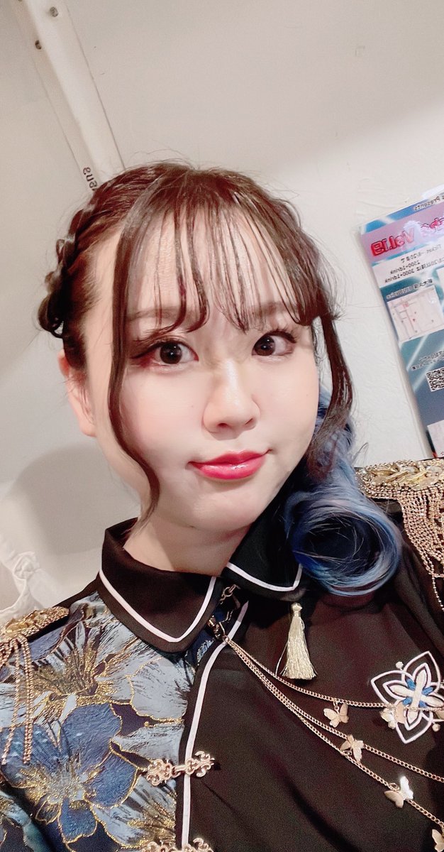 ui_tk38_'s tweet photo. 昨日のライブでは大きめの編み込みをして担当カラーの青いくるくる巻きにしました🤗

ライブ中いつもバタバタして
写真を撮れなかったりしてたので
今回残せて良かった🥺 https://t.co/Ec4a1zgBj5