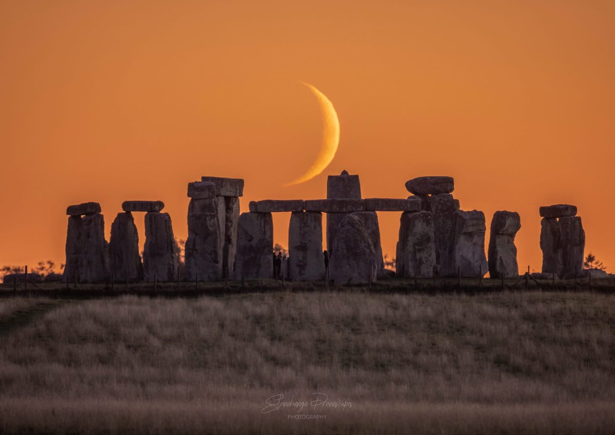 Last nights stunning 14% crescent moon setting behind Stonehenge 😍🌙 Photo credit Nick Bull 🙏
#CrescentMoon #moon #september #moonset #Autumn #landscape #astrophotography #astro #history #stonehenge #lunar #druids