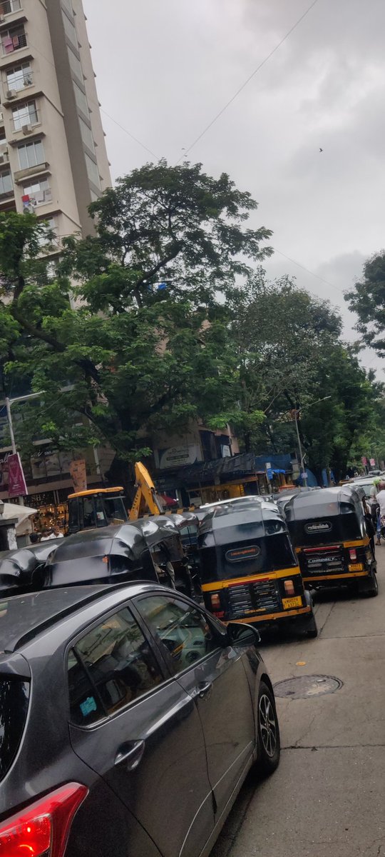rushiraut12's tweet photo. Traffic at Jambli Galli, Borivali West with added Road works. No Traffic Police available to guide. Complete Jam. Pls assign traffic Police ASAP. Thank you for cooperation. https://t.co/kaK9XBZ9w9