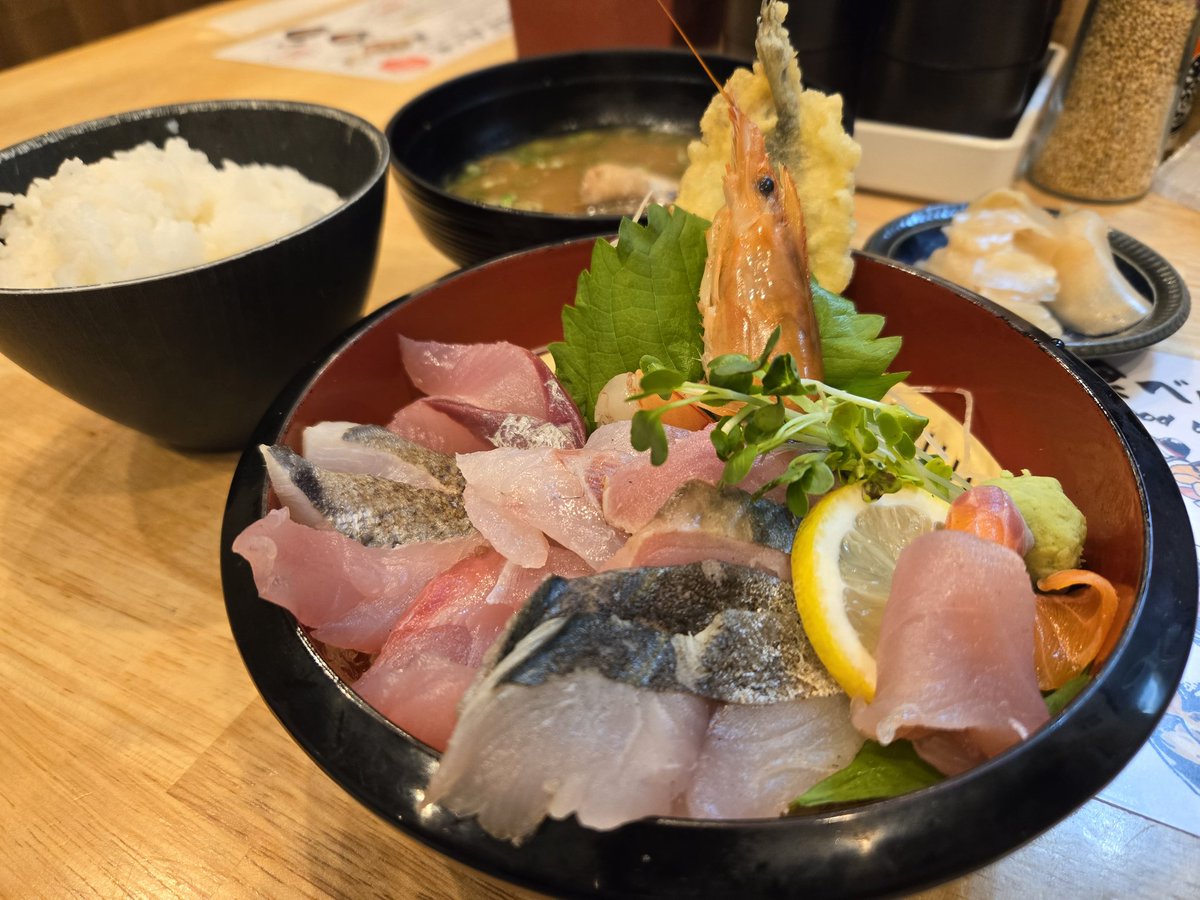 トレーニング後の豪華刺身定食💪😎
#どんぶり次郎